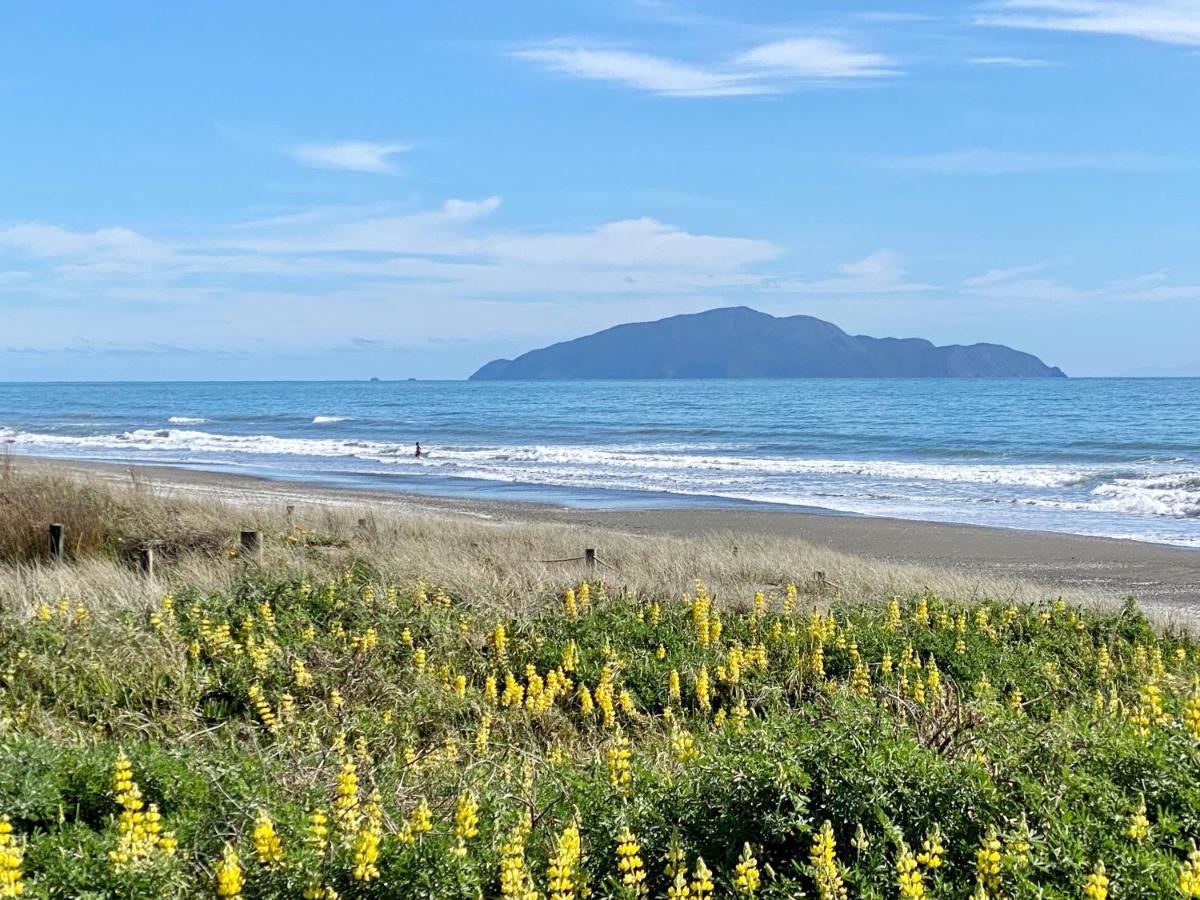 Otaki Beachfront Getaway Exterior photo
