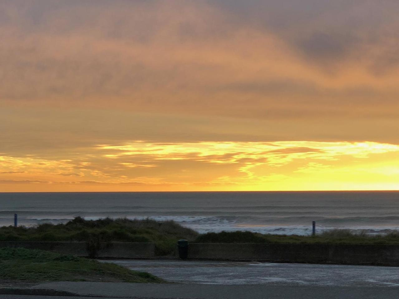 Otaki Beachfront Getaway Exterior photo